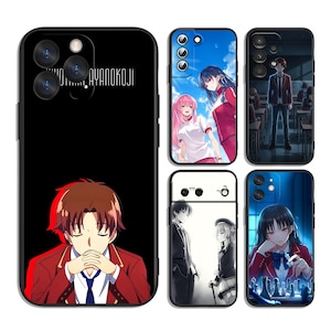Peut inclure: Cinq coques de smartphone avec des illustrations de personnages de style anime. La grande coque à gauche est noire avec un personnage masculin en blazer rouge. Les quatre autres coques présentent diverses scènes avec des uniformes scolaires.