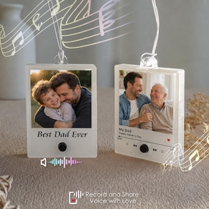 Könnte beinhalten: Zwei transparente Acryl-Ornamente mit Familienfotos. Eines trägt den Text "Best Dad Ever", das andere "My Dad Happy Father's Day". Beide haben ein Musikplayer-Design und Noten, ideal für den Vatertag.