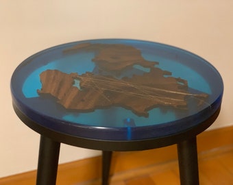 Custom memories world map side table - epoxy and wood - 40cm