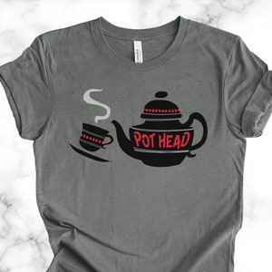 Camiseta con cabeza de maceta. Tetera/cafetera y taza, camiseta unisex de manga corta Bella+Canvas, BeeBoldTees