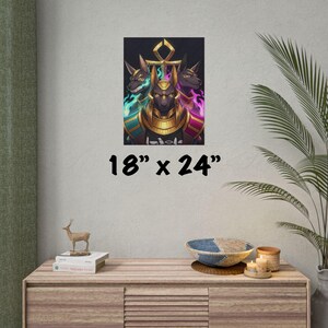Op de afbeelding: Een rechthoekige muurposter van 46 cm bij 61 cm met een digitale illustratie van drie figuren met jakhalskoppen in gouden harnassen. De centrale figuur wordt geflankeerd door twee anderen, omringd door blauwe en paarse vlammen en een ankh-symbool.