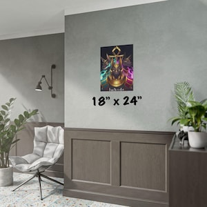 Op de afbeelding: Een rechthoekige muurposter van 45,72 cm bij 60,96 cm met een centrale illustratie van de Egyptische godheid Anubis in een gouden harnas, geflankeerd door twee donkere hondachtige figuren omringd door gloeiende blauwe en paarse etherische vlammen.