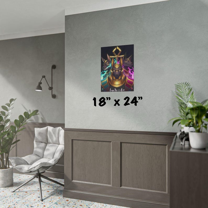 Op de afbeelding: Een rechthoekige muurposter van 45,72 cm bij 60,96 cm met een centrale illustratie van de Egyptische godheid Anubis in een gouden harnas, geflankeerd door twee donkere hondachtige figuren omringd door gloeiende blauwe en paarse etherische vlammen.