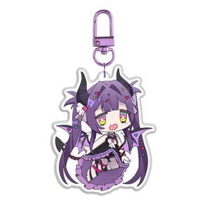 Könnte beinhalten: Ein Acryl-Schlüsselanhänger mit einer Zeichentrickfigur mit violettem Haar, Hörnern und Flügeln. Die Figur trägt ein schwarzes Kleid mit Rüschen und hat rosa und gelbe Augen. Ein violetter Metall-Karabinerverschluss ist oben am Anhänger befestigt.