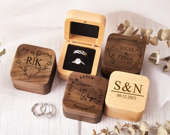 Caja de anillo de compromiso, caja de anillo de madera grabada, caja de anillo para ceremonia de boda, caja portadora de anillo, caja de anillo de madera cuadrada, soporte de caja de anillo de propuesta
