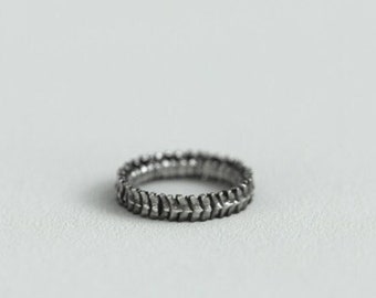 Spine Band Ring