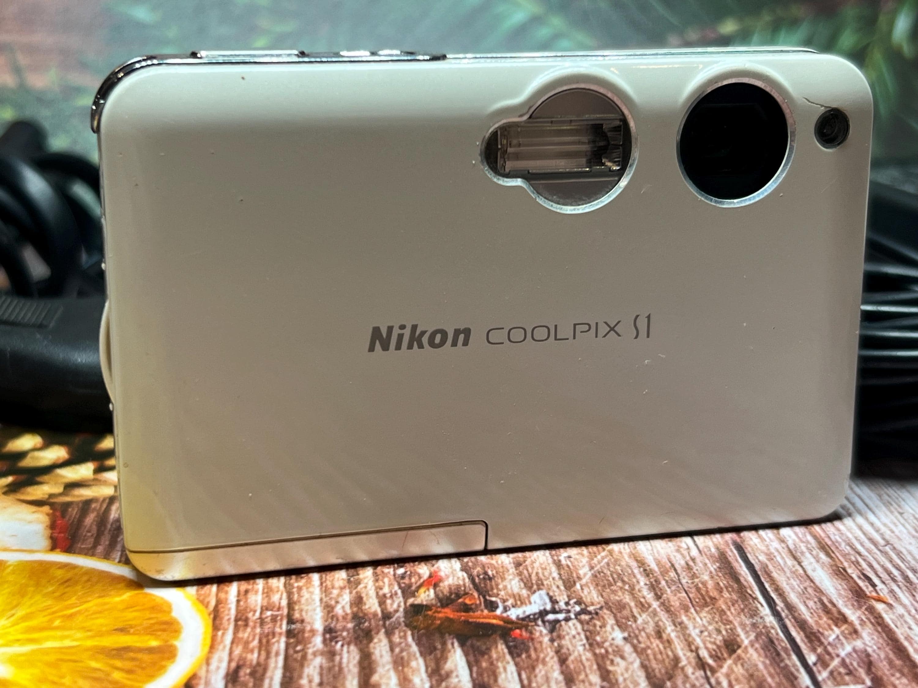 Nikon Coolpix S1 White 5.1 MP Slim 3x Optical Zoom Compact Digital 