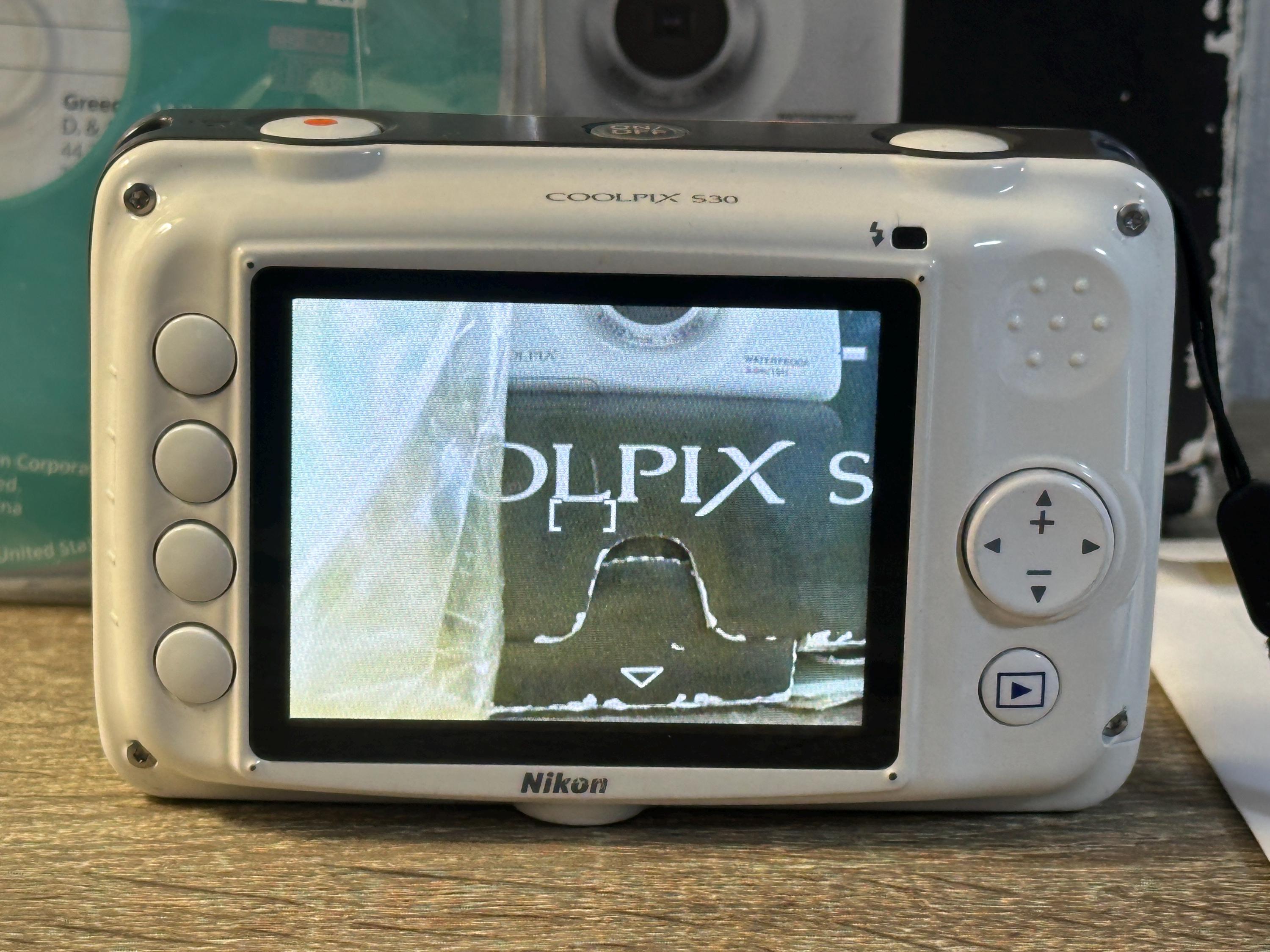 観光用カメラ Nikon Coolpix S30 防水デジタルカメラ ホワイト 3倍光学