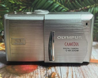 Olympus Camedia Digital Camera C-60 Zoom Silver Tone 6.1