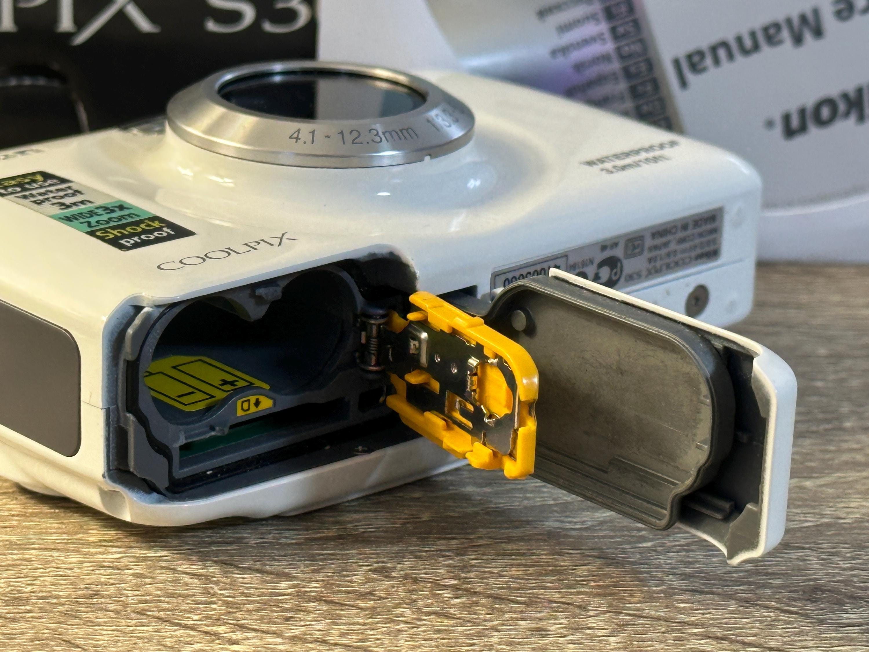 Nikon Coolpix S30 防水デジタルカメラ ホワイト 3倍光学ズーム