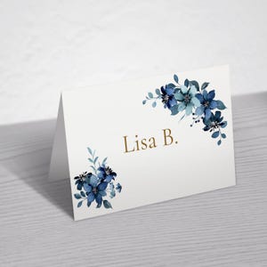 Hochzeit Namenskarten Vorlage. Blau-goldenes Blumenmenü für Ihre Hochzeit. Laden Sie den Text herunter und bearbeiten Sie ihn selbst.