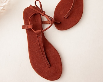 Sandalias de cuero marrón con cierre de lazo en el tobillo: planos de verano