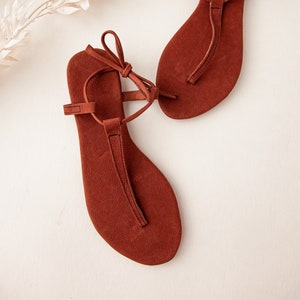 Sandales en cuir marron à nouer : chaussures plates pour l&#39;été