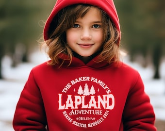 Può includere: Una felpa con cappuccio rossa con un design grafico bianco che dice "The Baker Family's Lapland Adventure Making Magical Memories 2024" con un piccolo design di pino.