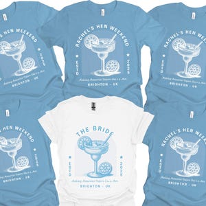 Może przedstawiać: Jasnoniebieskie koszulki z grafiką margarity i napisem "RACHEL'S HEN WEEKEND 2025 BRIGHTON UK". Jedna biała koszulka z napisem "THE BRIDE". Idealne na wiecz&oacute;r panieński.