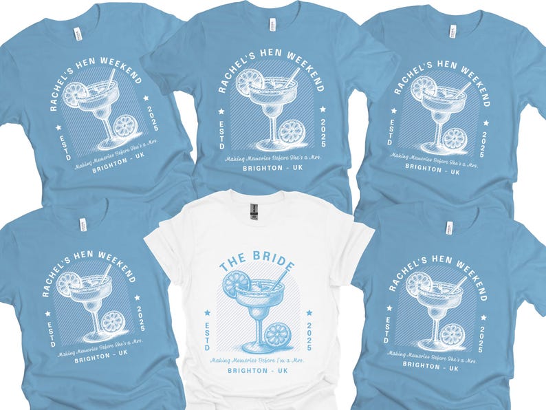 Może przedstawiać: Jasnoniebieskie koszulki z grafiką margarity i napisem "RACHEL'S HEN WEEKEND 2025 BRIGHTON UK". Jedna biała koszulka z napisem "THE BRIDE". Idealne na wiecz&oacute;r panieński.