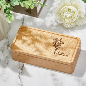 Portagioielli inciso, portagioielli in legno con nome e fiore di nascita, piccolo portagioielli personalizzato, regalo per la mamma, regalo per la moglie