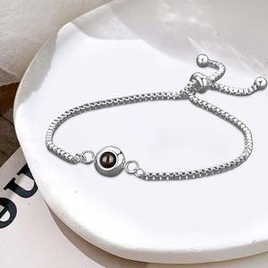 Kundenspezifisches Fotoprojektions-Kettenarmband, minimalistisches Armband, Foto-Armband, Gedenkgeschenk für Mama, Projektschmuck