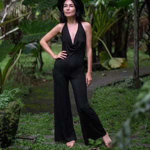 Macacão Boho EcoFlow™: Macacão com decote canoa e costas nuas, feito de forma ética