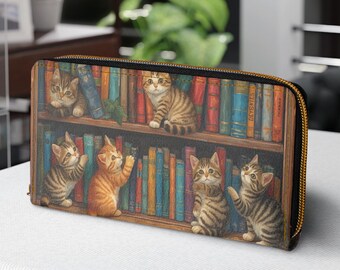 Portafoglio con cerniera in pelle PU Bookish Cats - Regalo per gli amanti dei gatti