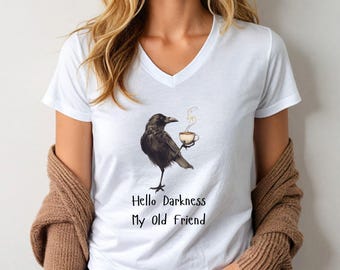 Rabe Kaffeekrähe T-Shirt Hallo Dunkelheit mein alter Freund V-Ausschnitt Gothic Barista T-Shirt Mentale Gesundheit Humor Vogel Shirt