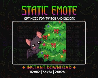 Könnte beinhalten: Eine schwarze Fledermaus mit rosa Wangen schaut hinter einem grünen Weihnachtsbaum hervor, der mit roten Schleifen und Ornamenten geschmückt ist. Der Text "STATIC EMOTE" befindet sich oben im Bild, und "OPTIMIZED FOR TWITCH AND DISCORD" darunter. Der Text "INSTANT DOWNLOAD" befindet sich unten im Bild, mit den Größen "112x112", "56x56" und "28x28" darunter.