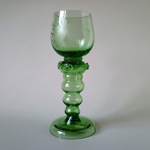 Green Baroque Goblet by Glasförädlingen Hovmantorp – Hand-Blown Swedish Glass with Etched Leaf Motif, 1950s–60s