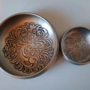 Bols EIK vintage en étain en étain : décor scandinave floral gravé, Set de 2