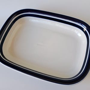 Arabia Finland ”Anemone” – Rektangulärt bakfat i stengods – Handmålat – Design av Ulla Procopé – 1962–1976