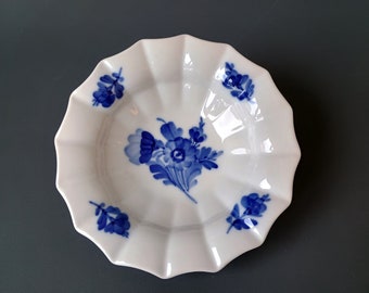 Cuenco de flores azules de Royal Copenhagen: porcelana pintada a mano, diseño de Arnold Krog