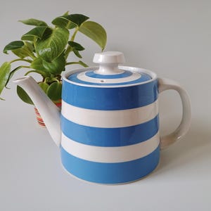 Teiera vintage T.G. Green Cornishware a righe blu e bianche – Judith Onions – Inghilterra, circa 1968-75