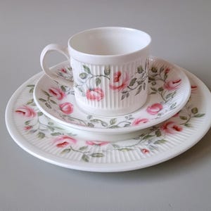 Crown Staffordshire Trio: Reproduktion av Leeds keramik, blommigt kaffekoppset
