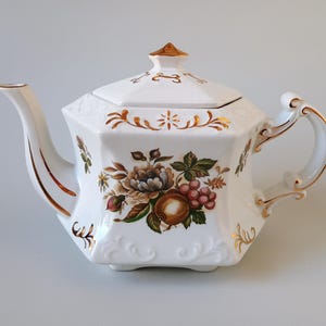 Vintage Ellgreave Wood & Sons theepot van ijzersteen, met gouden decoratie van bloemen en fruit, Engelse theepot, Engeland, jaren 70
