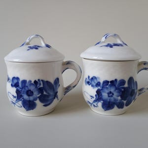 Royal Copenhagen – Pair of Blå Blomst Flettet Lidded Cream Cups, Pattern 1542 (marks 1889–1922)