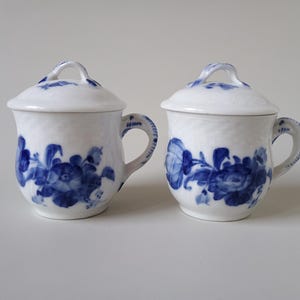 Royal Copenhagen – Pair of Blå Blomst Flettet Lidded Cream Cups, Pattern 1542 (marks 1889–1922)