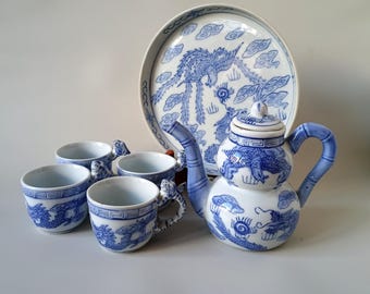 Conjunto de chá vintage chinês em porcelana azul e branca, bule com dragão e fênix, 4 xícaras com alça de dragão e bandeja, pintado à mão.