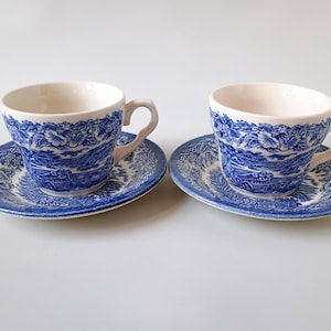 EIT Engelska Järnstens Tekoppar & Fat Set om 2 – Blå Transferware Lantlig Scene – Vintage England