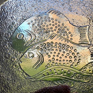 Pukeberg Glasbruk – Large Pressed Glass Serving Plate ‘Fiskar’ – 30 x 25 cm – Scandinavian Modern Design, 1970s Sweden