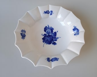Antyczna, kanciasta misa Royal Copenhagen Blue Flower 10/8556, ręcznie malowana duńska porcelana, lata 70. XX wieku