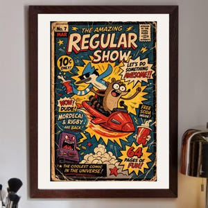 Op de afbeelding: Ingelijste vintage stripboekcover voor "The Amazing Regular Show". De illustratie toont Mordecai en Rigby in een rood voertuig, met tekst als "Let's Do Something Awesome!" en "64 Pages of Fun!"