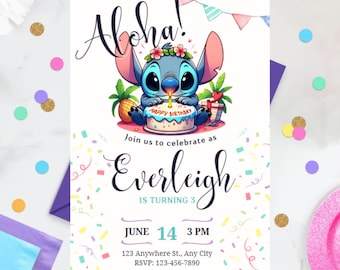 Op de afbeelding: Een blauw en wit Stitch-personage uit de Disney-film Lilo & Stitch houdt een verjaardagstaart vast met één brandende kaars. De uitnodiging zegt "Aloha!" en "Doe met ons mee om Everleigh te vieren die 3 jaar wordt." De uitnodiging bevat ook de datum, tijd, adres en RSVP-informatie.