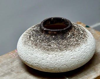 Klein vaasje van wit en zwart steengoed.