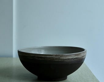 Zwarte aardewerken ramenkom