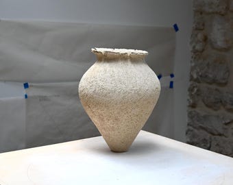 Witte chamotte steengoed vaas