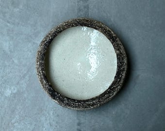 Witte stenen kom op een standaard