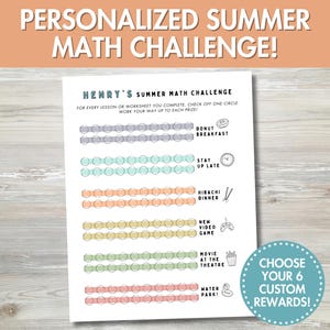以下が含まれることがあります： 「パーソナライズされた夏の数学チャレンジ！」というテキストが上部に表示された、パーソナライズされた夏の数学チャレンジの印刷物。印刷物には、「ドーナツの朝食」や「映画館」などの報酬のリストが含まれています。「6つのカスタム報酬を選択してください！」というテキストも含まれています。