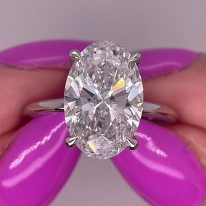 Anillo de compromiso solitario de oro blanco de 14 k con diamante cultivado en laboratorio de talla ovalada de 5 quilates con certificación CVD IGI E\VS1