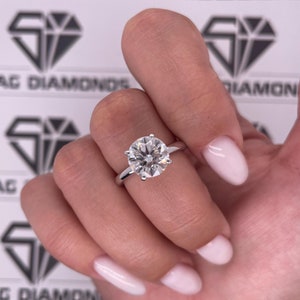 Anillo de compromiso de moissanita redonda de 3 quilates: solitario de oro de 14 k