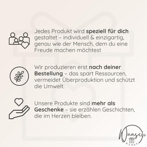 以下が含まれることがあります： ドイツ語のテキストが書かれた白い背景。テキストは、会社の価値観を説明しています。カスタム製品、資源を節約するためのオンデマンド生産、そして物語を語るギフトです。家族、葉、ハートのアイコンが含まれています。