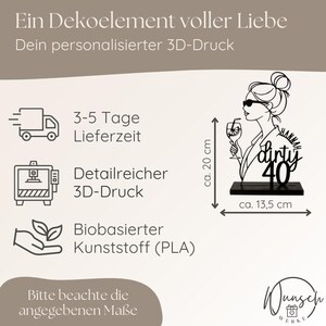 以下が含まれることがあります： 「dirty 40」の文字とカクテルを持つ女性のシルエットが描かれた、黒色の3Dプリント装飾品。ベースは約13.5cm幅、高さ20cm。バイオベースプラスチック製。